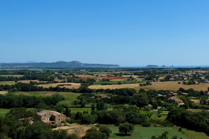 Las vistas de la llanura del Bajo Ter desde Pals son impresionantes.