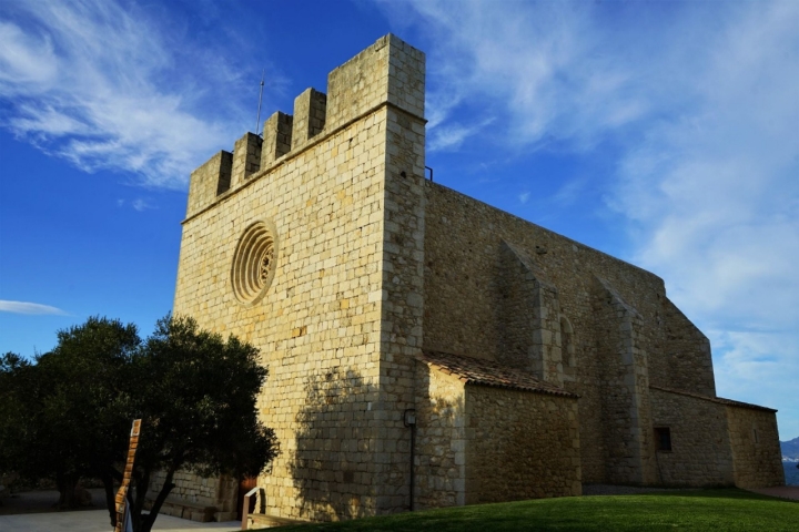 En San Martín de Ampurias, la iglesia, el castillo, sus restaurantes, las vistas...: la parada perfecta.