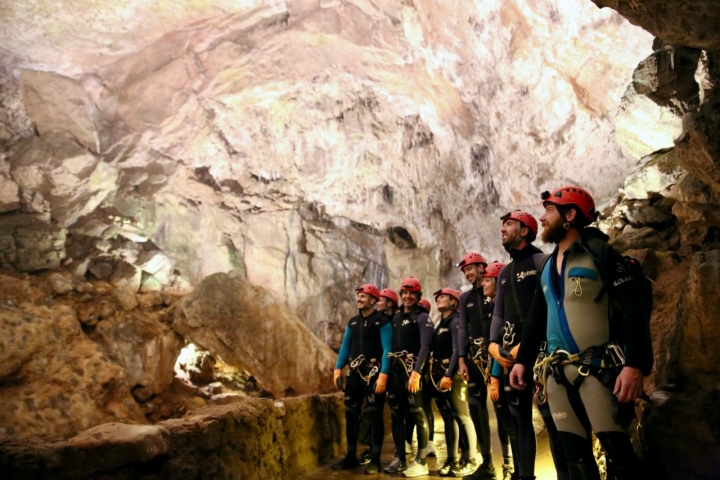 Grupo de visitantes en la Gran Rotonda de la Cueva de Valporquero (León) Grupo de visitantes en la Gran Rotonda de la Cueva de Valporquero (León)