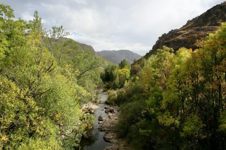 Río Torio en el entorno de la Cueva de Valporquero (León) Río Torio en el entorno de la Cueva de Valporquero (León)