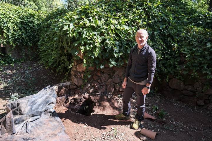 César Moreno posa al lado del agujero que sirvió como entrada a los descubridores.