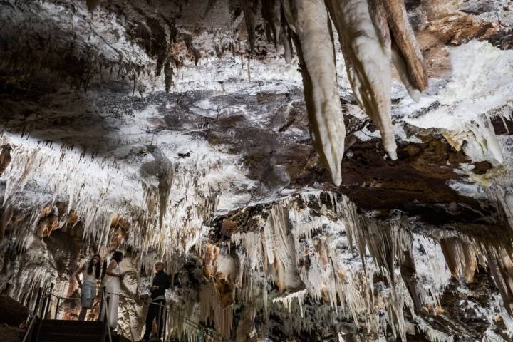 Las estalactitas parecen más finas en esta parte de la cueva.