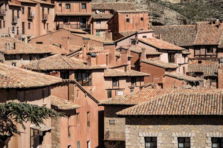 La madera de la estructura de las viviendas y el yeso rojo, signo distintivo de la arquitectura local.