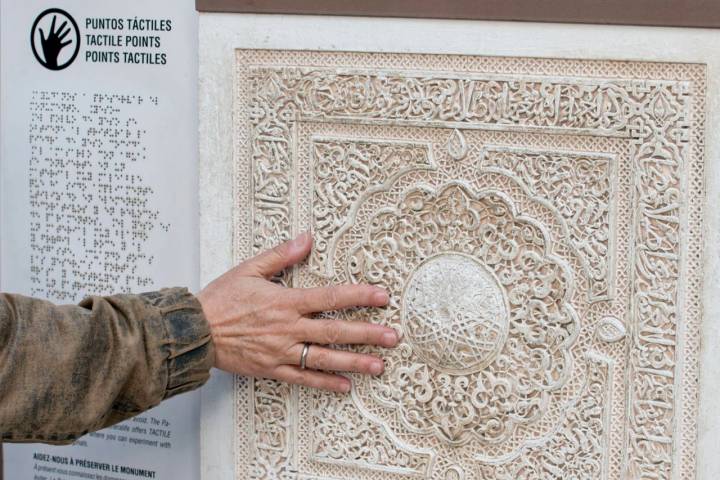 La Alhambra está descrita con mucha poesía. No la gastes, prueba los materiales afuera.