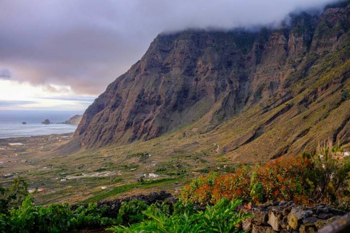 Las montañas que protegen el Valle del Golfo con sus colores dorados del atardecer.