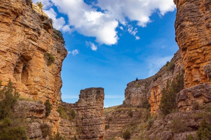 Paisaje rocoso por la zona del acueducto de Albarracín a Gea