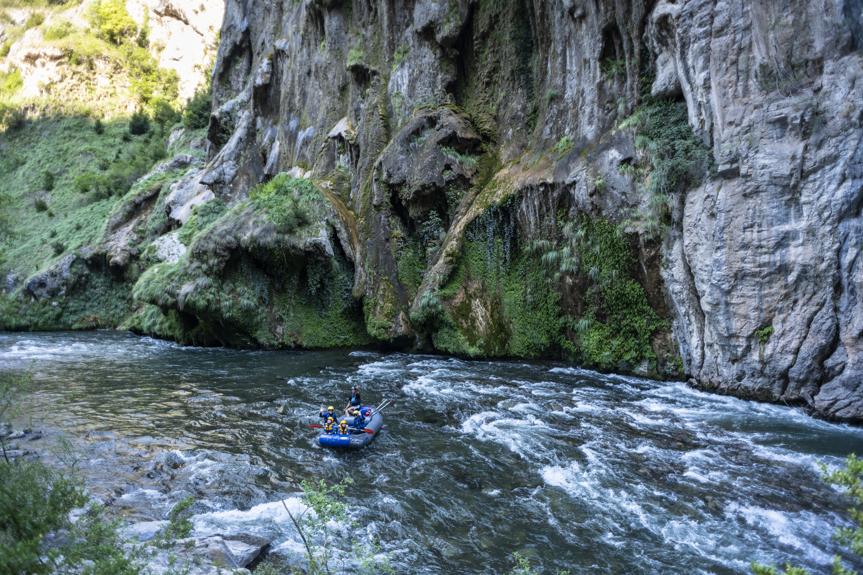 Descenso en rafting por el río la Noguera Pallaresa.paso por la Argentería, inspiración de Gaudí