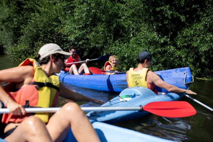 Una pequeña piragüista disfruta del descenso por el río Órbigo.