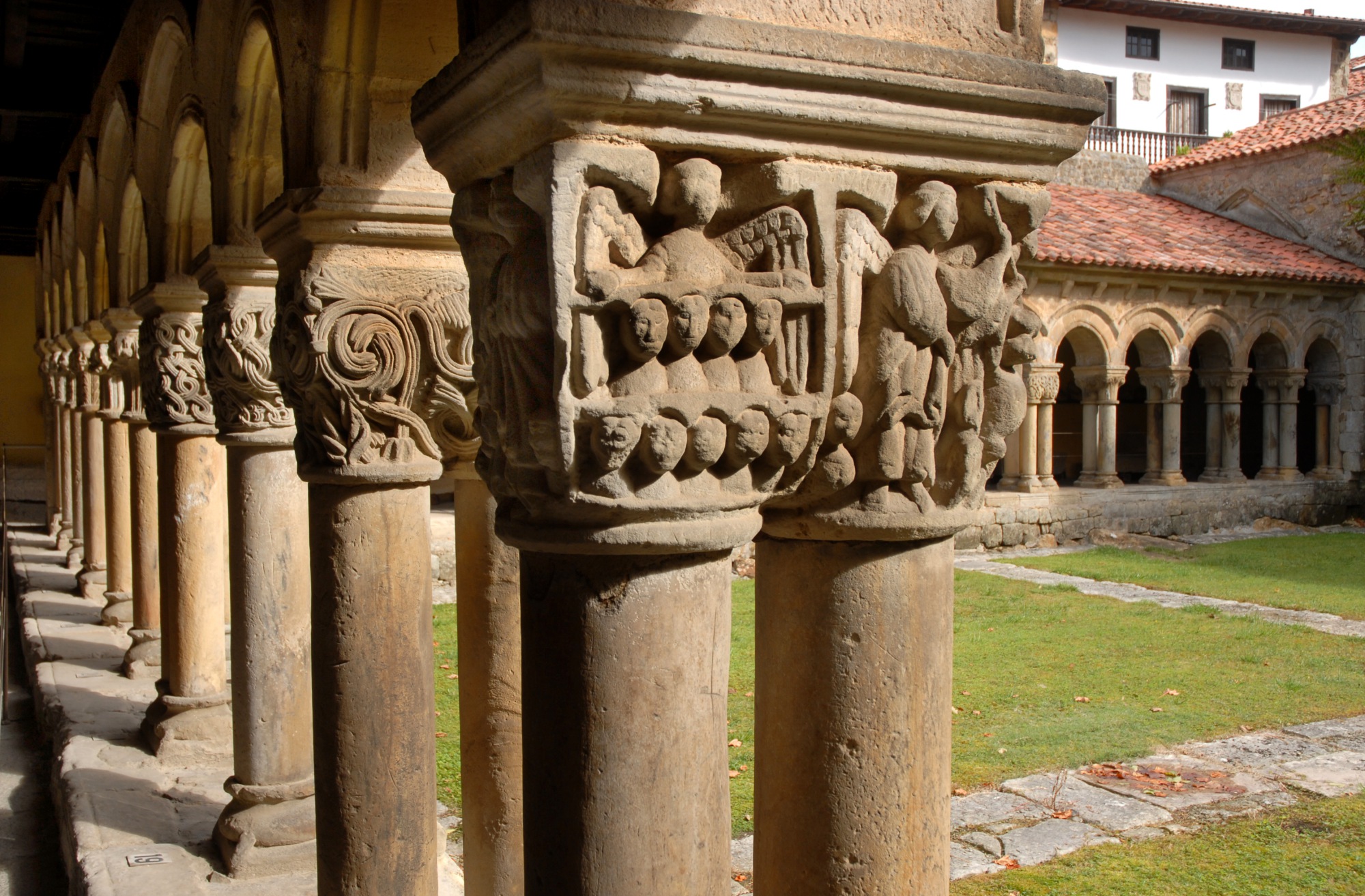 Santillana del Mar. Claustro románico Colegiata de Santa Juliana. Foto: © Alfredo Merino