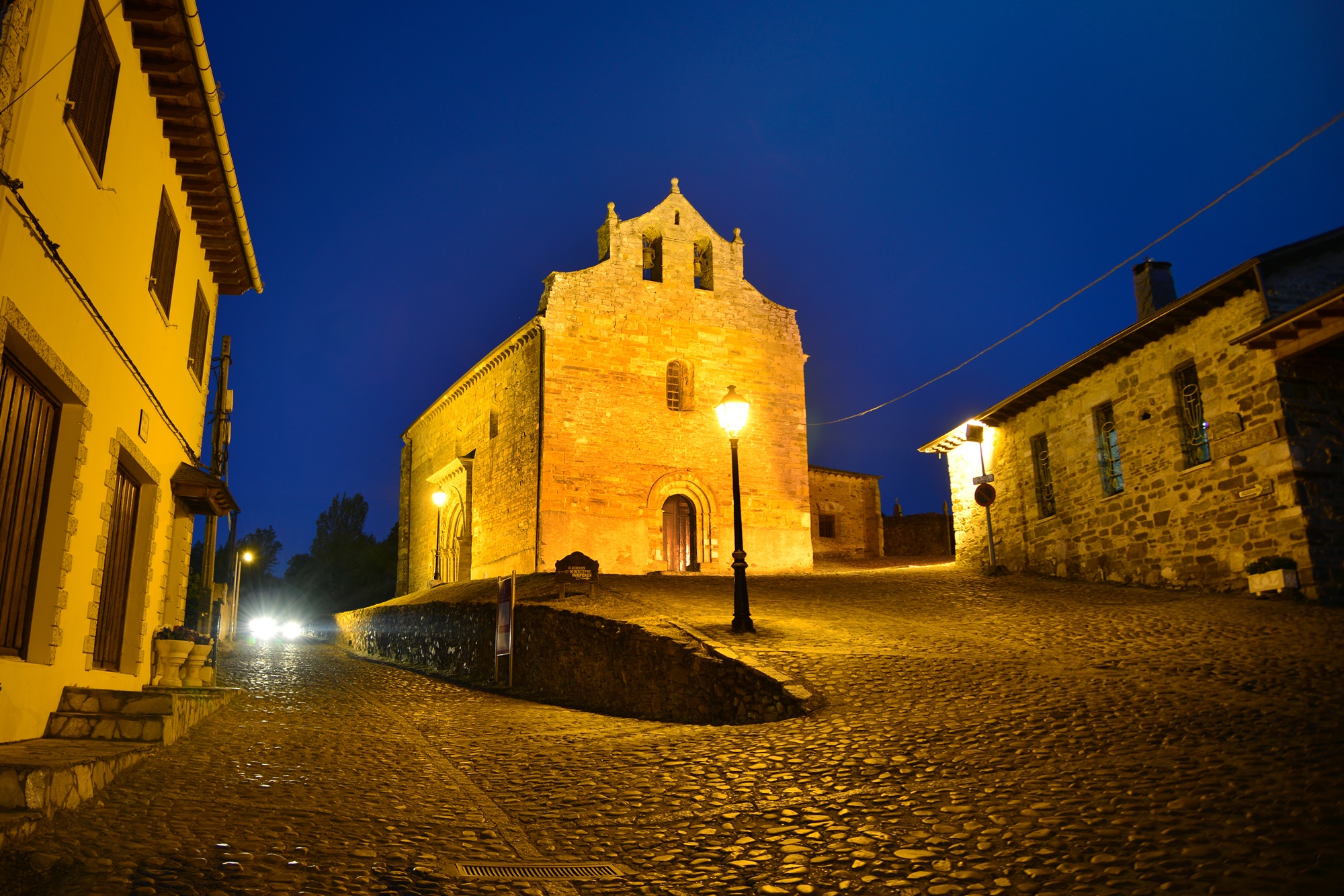 Destinos imprescindibles 2023 El Bierzo iglesia de Santiago