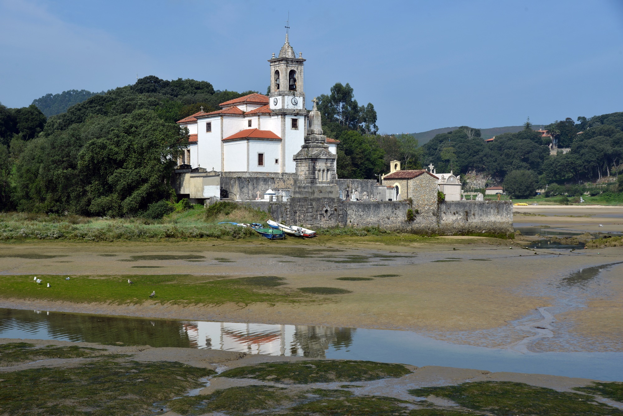 Destinos imprescindibles 2023 Llanes Iglesia