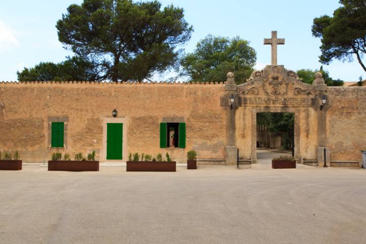 Ermita de Nuestra Señora de Cura en el Puig de Randa en Mallorca.