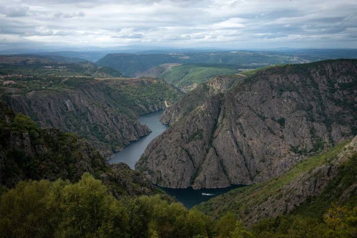 Las montañas estriadas muestran caminos que sueñan con alcanzar el agua. Hay que reservar un momento para quedarse allí contemplando una panorámica que casi nunca aparece, afortunadamente para los que lo contemplan por primera vez, en los listados de los cañones más increíbles de España.