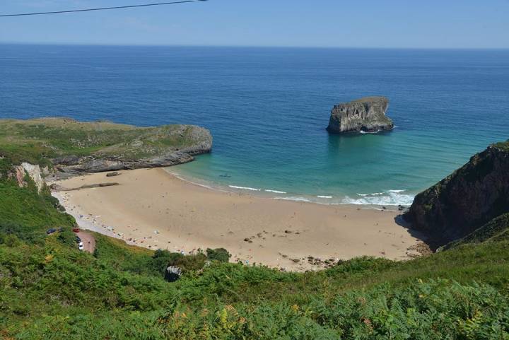 Impresionante playa La Ballota. Fotos: Alfredo Merino y Marga Estebaranz