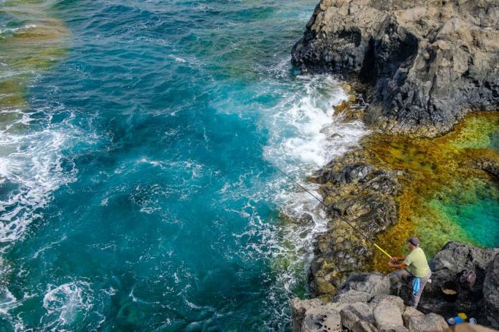 Pescador en el charco Los Sargos, el Hierro