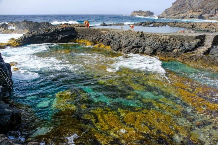 El charco que se ha formado al lado de la piscina del Pozo de las Calcosas