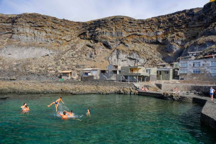 Un grupo de niños juega en la piscina principal del Pozo de las Calcosas, en El Hierro.