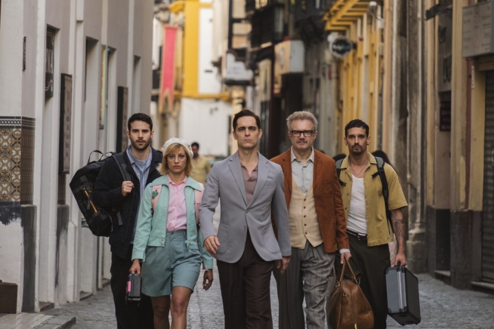 BLUE MONKEYS II Julio Peña as Roi, Michelle Jenner as Keila, Pedro Alonso as Berlín, Tristán Ulloa as Damián, Joel Sánchez as Bruce in episode 05 of BLUE MONKEYS II. Cr. Felipe Hernández/Netflix © 2025
