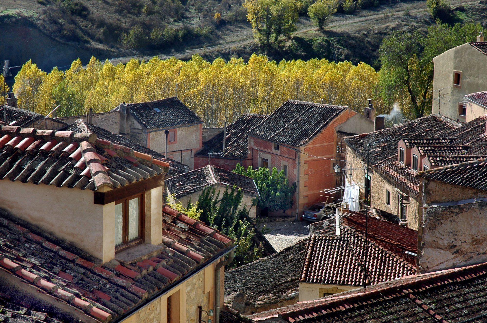 Los colores del otoño abrazan los pueblos segovianos. Foto: © Marga Estebaranz