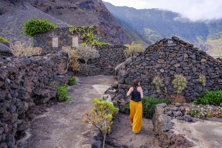 Mujer paseando por el poblado de Guinea, primer asentamiento en El Hierro.