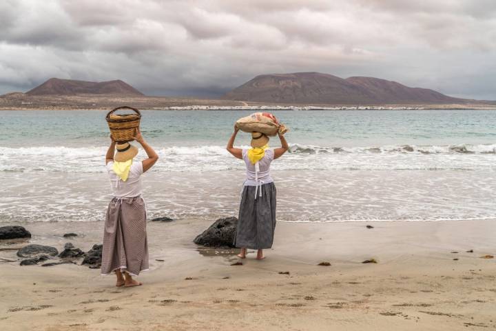 Justo al amanecer, las mujeres alcanzaban los pueblos lanzaroteños donde ofrecían el pescado de puerta en puerta.