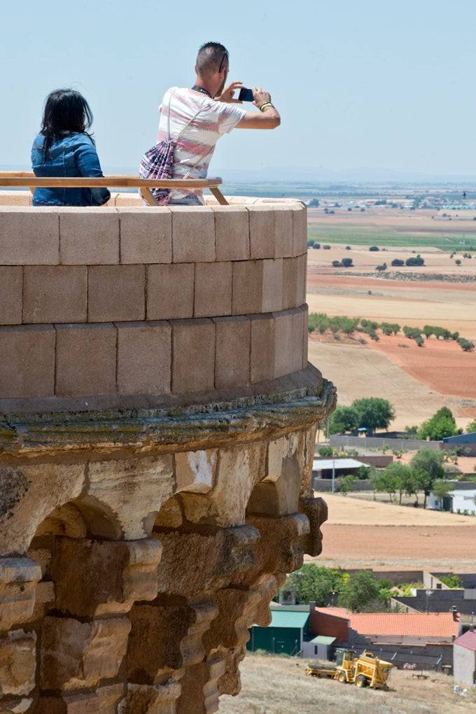 Desde las torres del castillo es fácil imaginar a la emperatriz o a Juana La Beltraneja vagando la mirada por sus tierras.