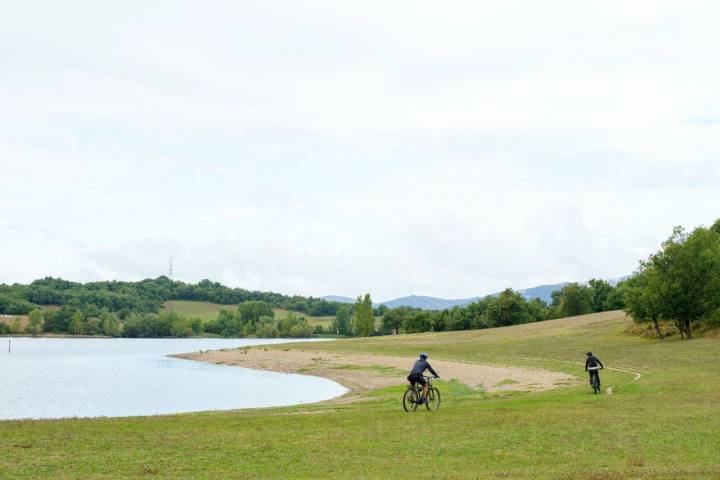 Ciclistas circulan por el Parque Provincial de Garaio.