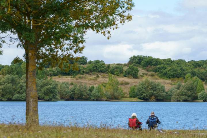 Una pareja sentada en el Parque Provincial de Garaio.