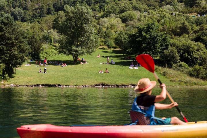 Las piraguas permiten recorrer los tres kilómetros del embalse de una forma rápida. 