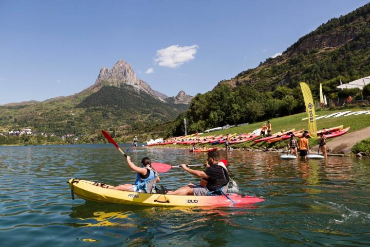 La magia del embalse se siente de una forma especial practicando un deporte acuático. 