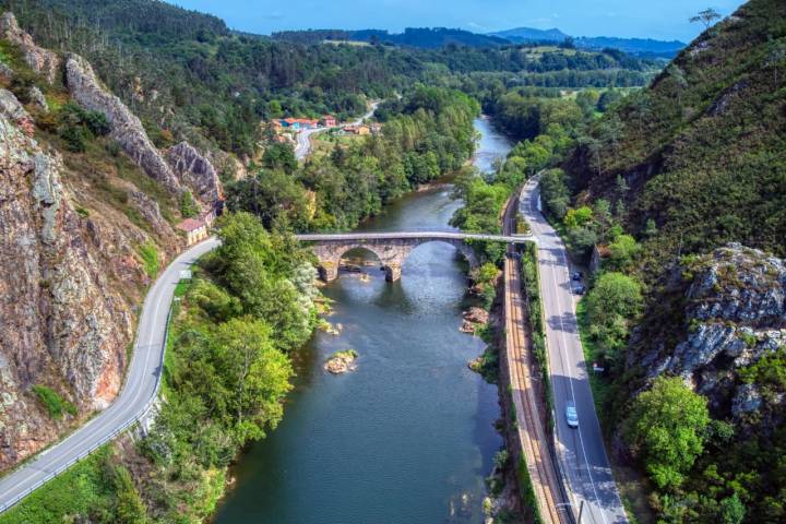 Puente medieval de Peñaflor, sobre el río Nalón.