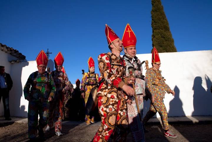 Los diablos recuerdan a sus hermanos difuntos en el Campo Santo.