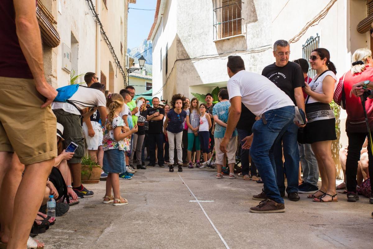 fotograf as Eva M  ez: la vall de la gallinera. Festa de la cirera en La Carrotja. Campeonato de lanzamiento d huesos  de cereza