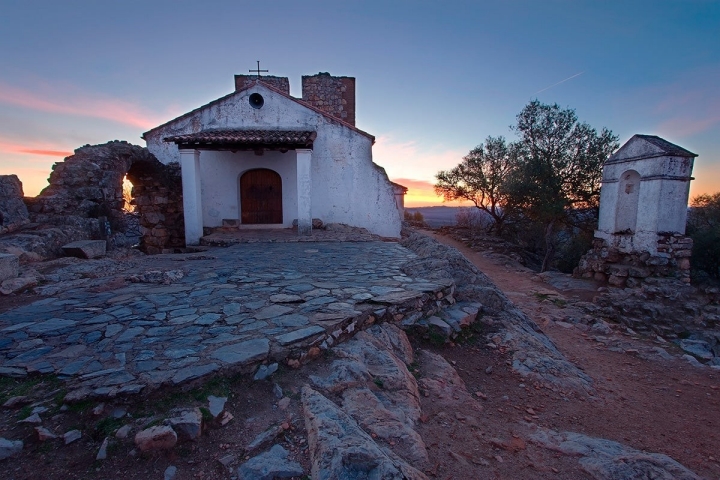 Atardecer en la ermita y castillo del parque. Foto: Shutterstock