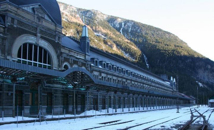 Una estampa invernal de la estación de Canfranc. Foto: Zaloa Etxaniz (Flick).