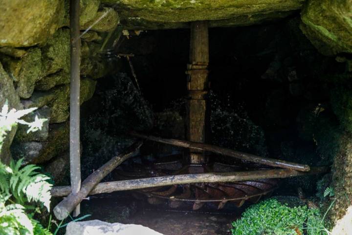 Rueda de molino movida por el agua.