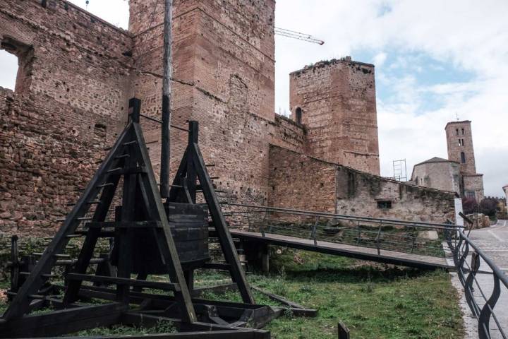 En el castillo, destaca esta curiosidad del pueblo: una catapulta.