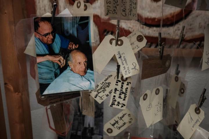 La foto de Picasso con su querido peluquero, uno de los detalles que podemos ver en el museo dedicado al artista.