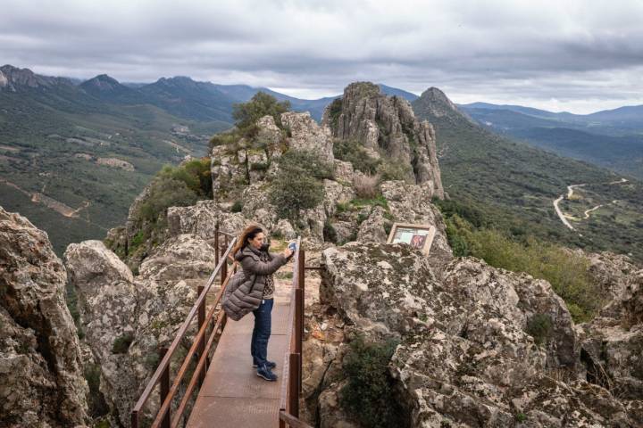 Desde el castillo es posible disfrutar de toda la sierra de las Villuercas.