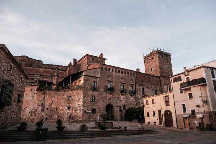 Los palacios cercanos a la catedral de Plasencia rememoran un pasado glorioso. Foto: Hugo Palotto.