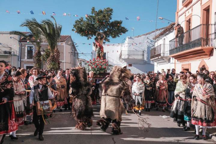 Durante el recorrido, las carantoñas se emparejan para hacer reverencias al santo.