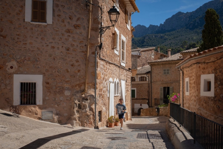 Fornalutx es famoso por su arquitectura tradicional de piedra.