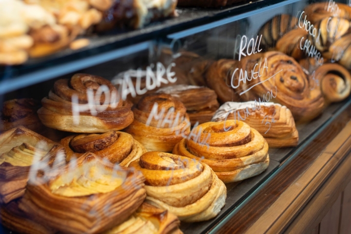 Forn del Barri. Obrador, cafetería para sentarse a desayunar o a tomar un café