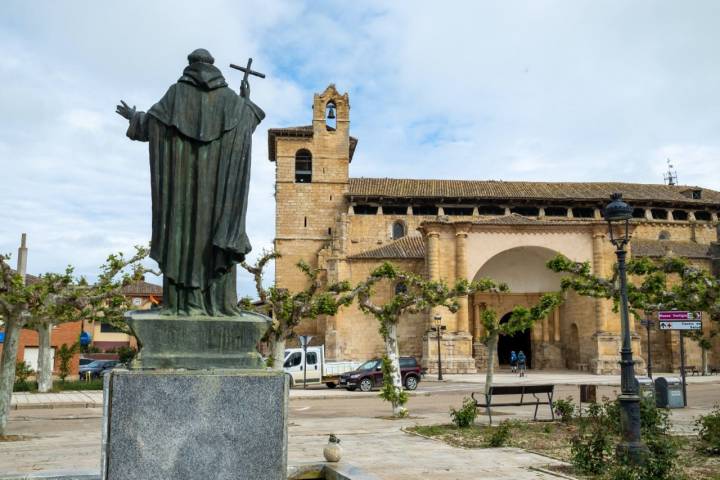 Estatua de San Telmo en Frómista (Palencia)