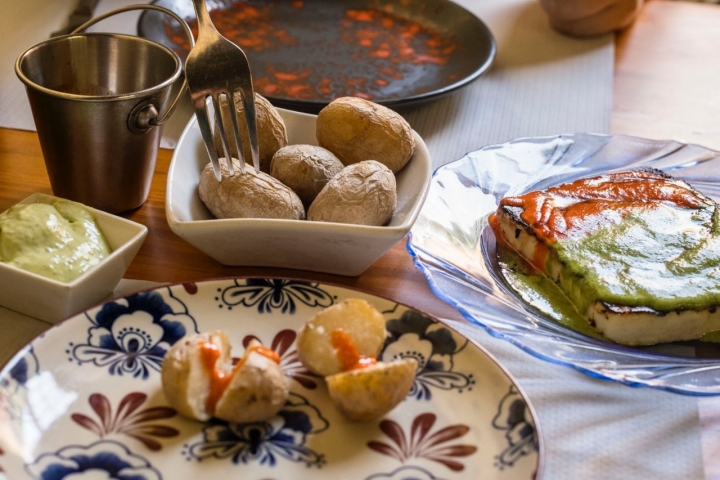 Papas arrugadas, queso asado y mojos caseros en Garachico (Tenerife).