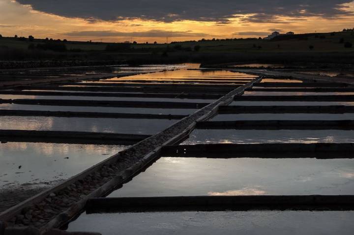 Las salinas, abandonadas, forman uno de los paisajes más pintorescos del recorrido.