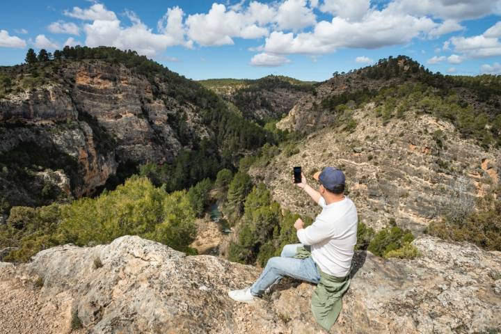 Un turista se hace un selfie en el mirador de la Hoz Rabo de la Sartén en las Hoces del Cabriel