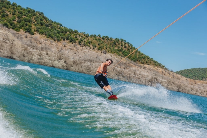 Mayores y pequeños, de todas las edades y de todos los lugares vienen a practicar 'wakeboard' al pantano.