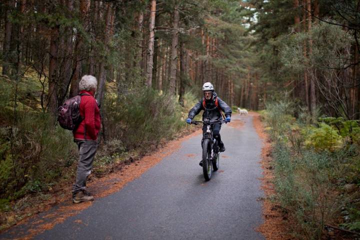 Ni corzos, ni jabalíes, ni guerrilleros. Hoy los ciclistas toman la montaña.