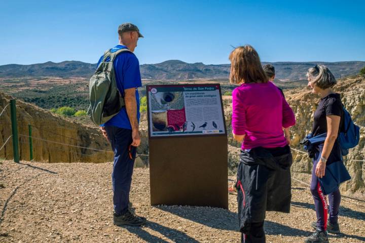 Familia en la sima de San Pedro en Oliete (Teruel).